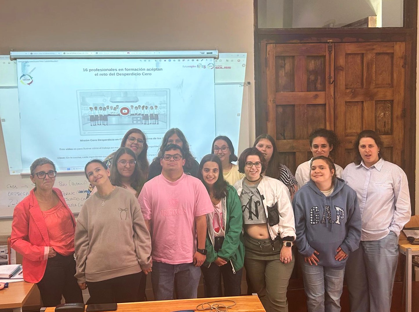 Alumnos de Auxiliar de Catering durante la sesión Misión Cero Desperdicio