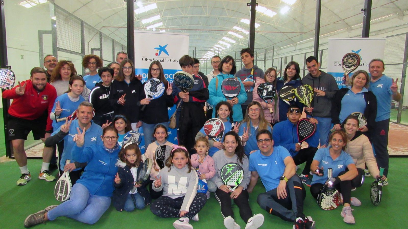 EL PÁDEL, PUNTO DE ENCUENTRO ENTRE VOLUNTARIOS DE LA CAIXA, Y PARTICIPANTES DE CECAP JOVEN